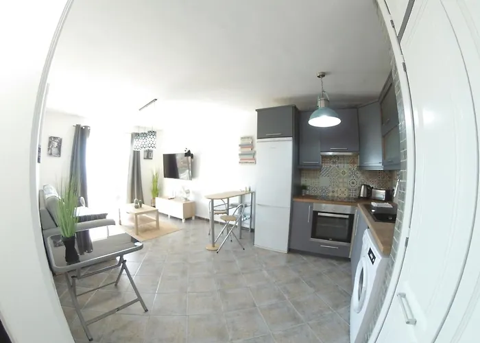 180 Seaview 1 Bedroom Flat With Swimming Pool *