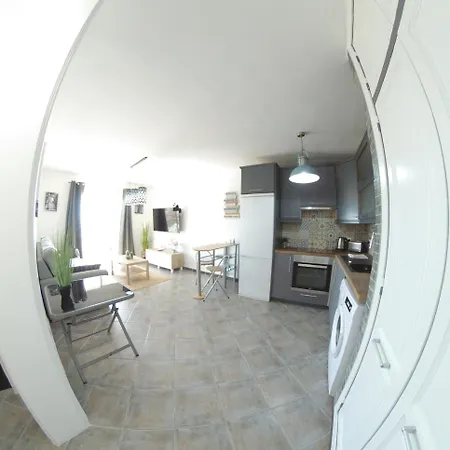 180 Seaview 1 Bedroom Flat With Swimming Pool *