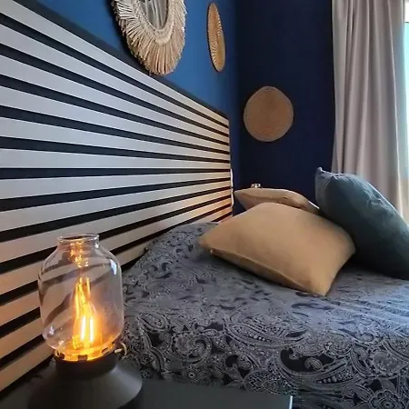 Апартаменти 180 Seaview 1 Bedroom Flat With Swimming Pool